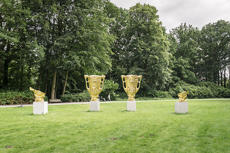 Imagen de varios trofeos en medio de un parque