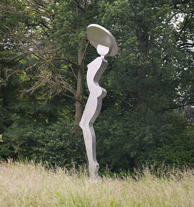 Escultura en forma de mujer en un parque