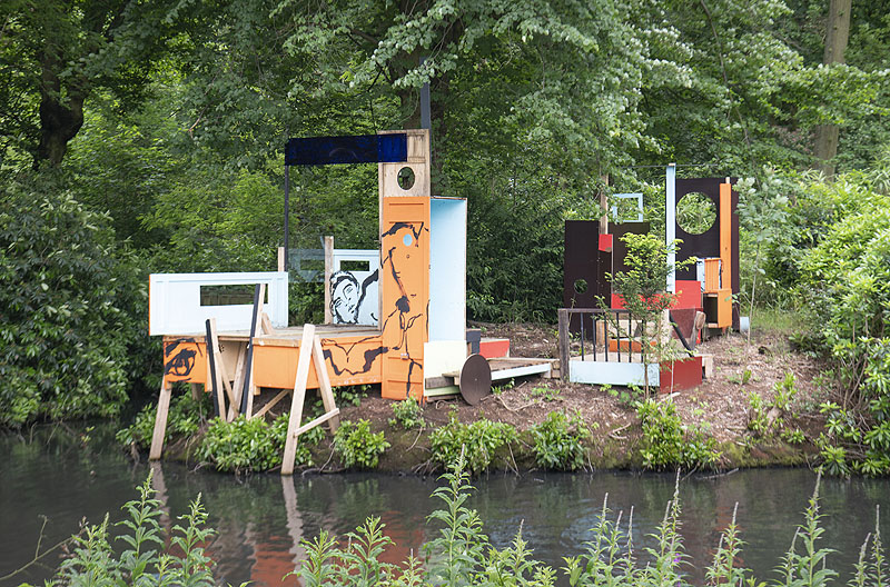 Escenario de performance en el centro de un parque