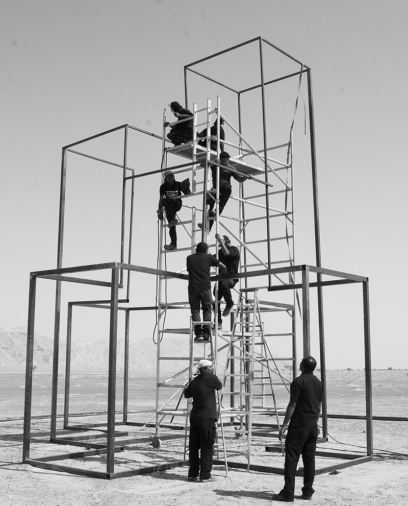 imagen de estructura metálica en forma de torre con gente subiéndose por ella.