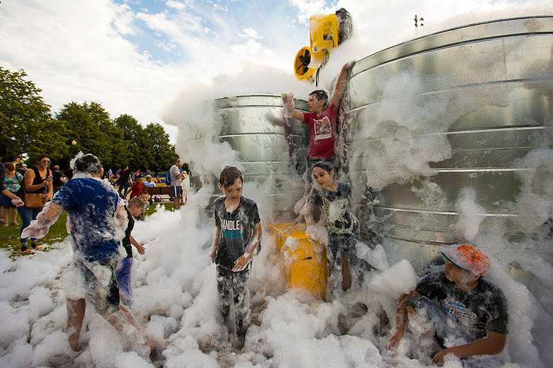 Imagen de niños interactuando con la espuma que desprende la escultura