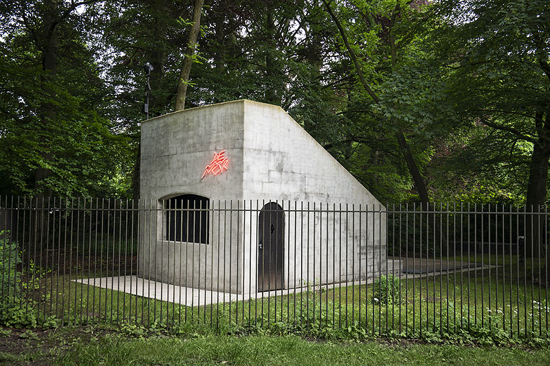 Imagen de una pequeña construcción en un jardin