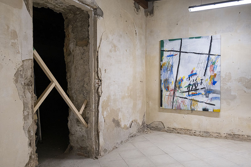 Del grano a la montañA - vista de la instalación artística de SRGER, cuadros de garabatos de colores y otras piezas en un palacete antiguo y devencijado