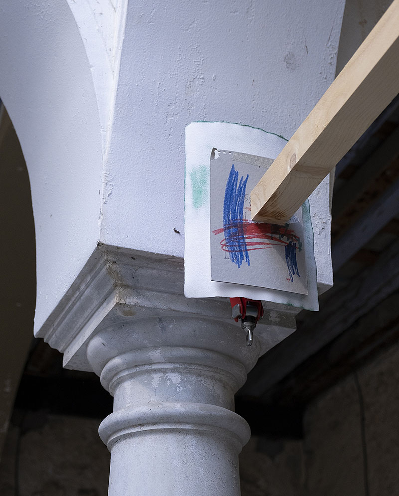 Del grano a la montañA - vista de la instalación artística de SRGER, cuadros de garabatos de colores y otras piezas en un palacete antiguo y devencijado