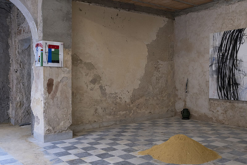 Del grano a la montañA - vista de la instalación artística de SRGER, cuadros de garabatos de colores y otras piezas en un palacete antiguo y devencijado