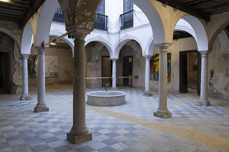 Del grano a la montañA - vista de la instalación artística de SRGER, cuadros de garabatos de colores y otras piezas en un palacete antiguo y devencijado