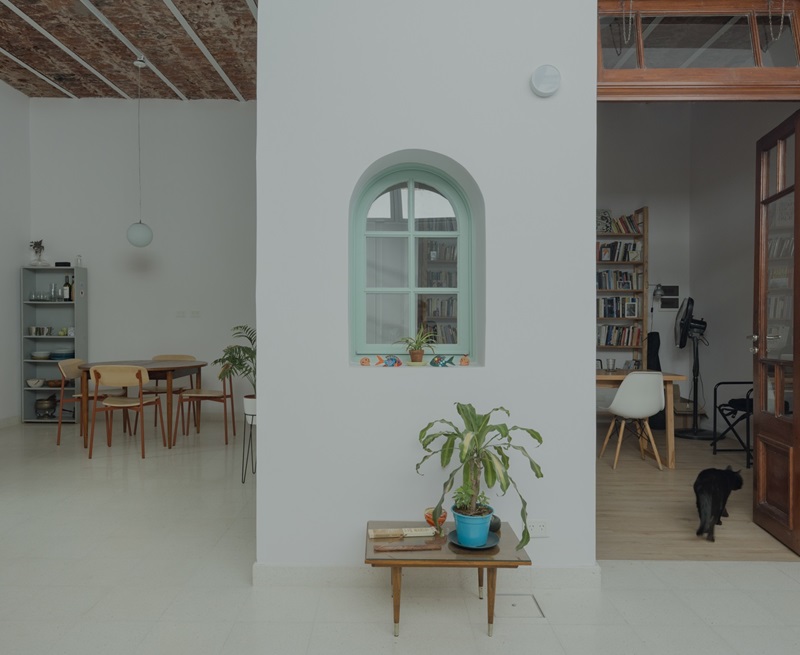 Dodds Estudio-Casa-Boris: comedor con techo de cerámica y estudio con puerta de cedro y ventana verde con forma de arco