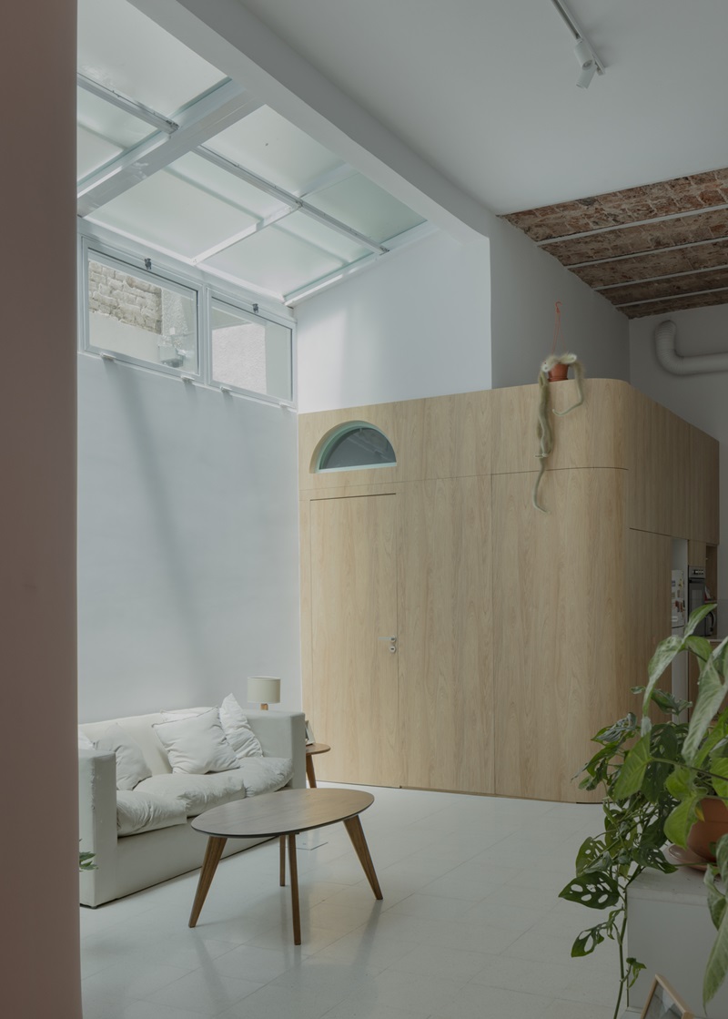 Dodds Estudio-Casa-Boris: módulo del baño con superficie curva y textura de madera y lucernario