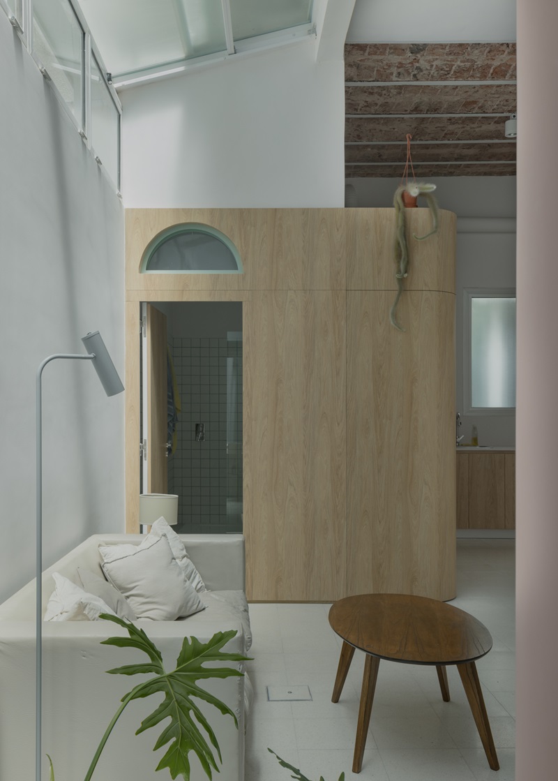 Dodds Estudio-Casa-Boris: módulo del baño con superficie curva y textura de madera