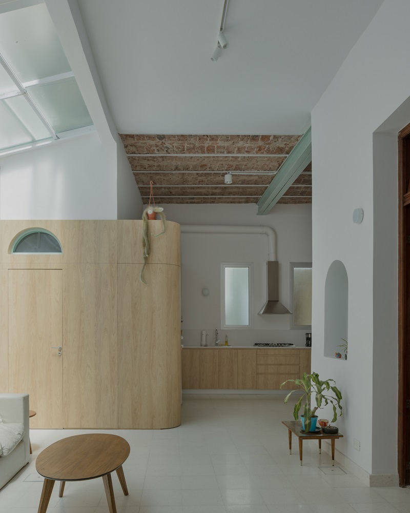 Dodds Estudio-Casa-Boris: módulo del baño con textura de madera