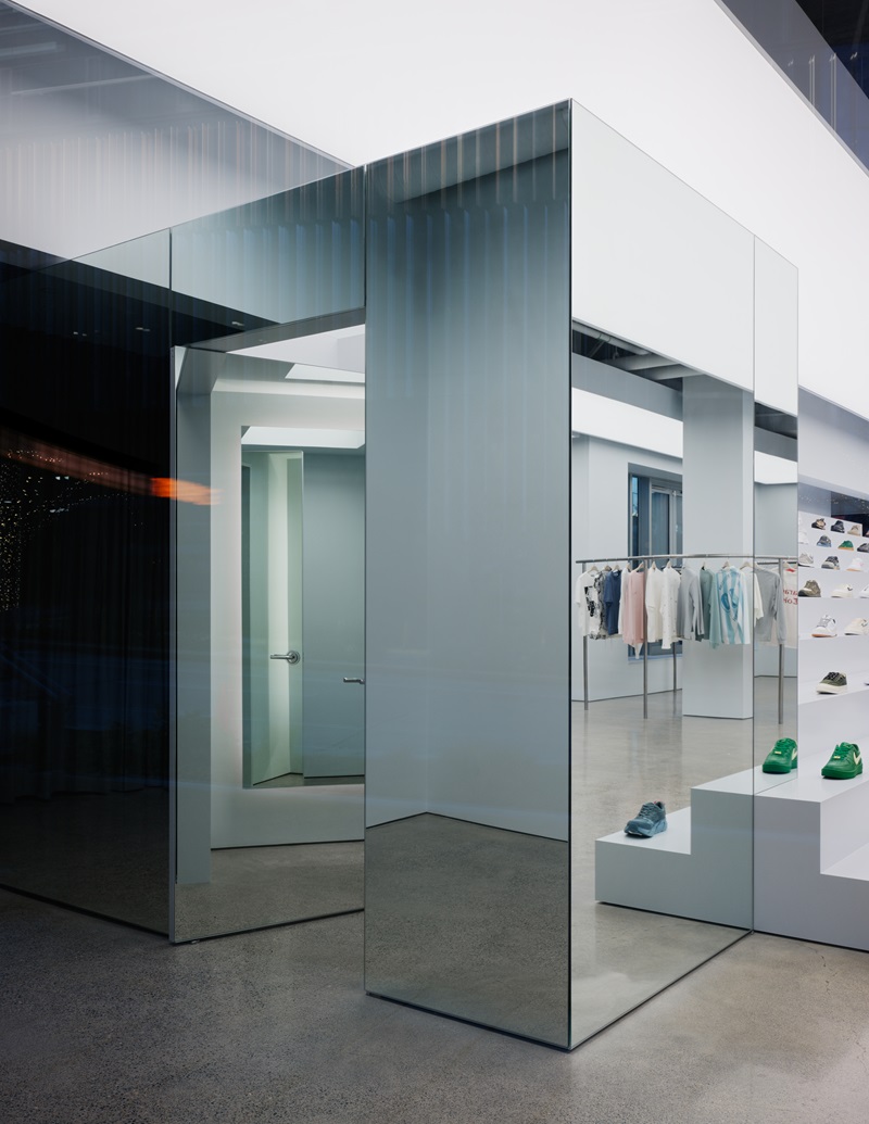 Heliotrope-Architects-Likelihood: tienda con probador cubierto de paneles de espejos