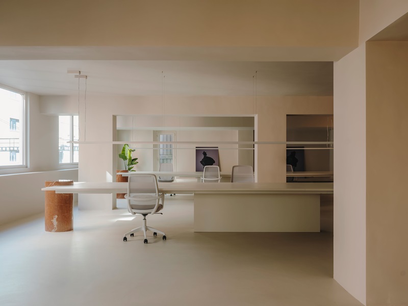 Isern-Serra-Plate-Selector: mesas de trabajo de estilo minimalista