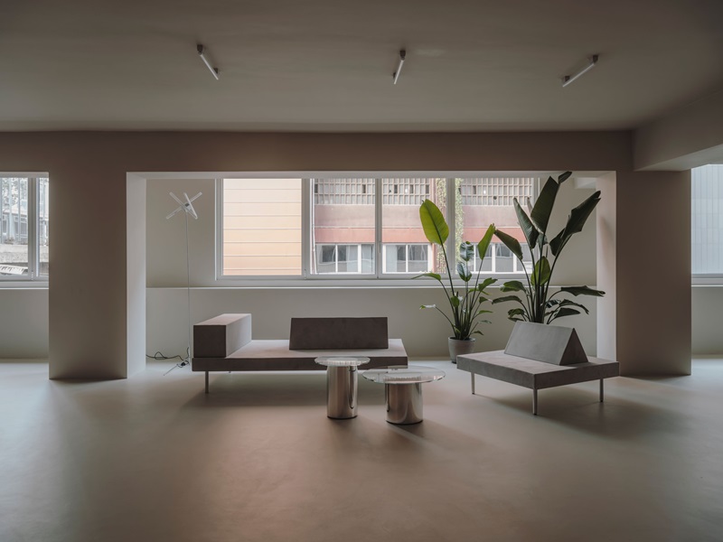 Isern-Serra-Plate-Selector: oficina minimalista con zona chill out