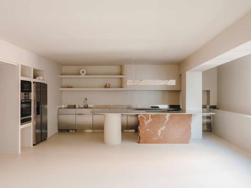 Isern-Serra-Plate-Selector: oficina minimalista con gran isla de cocina