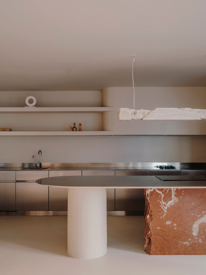 Isern-Serra-Plate-Selector: oficina minimalista con gran isla de cocina