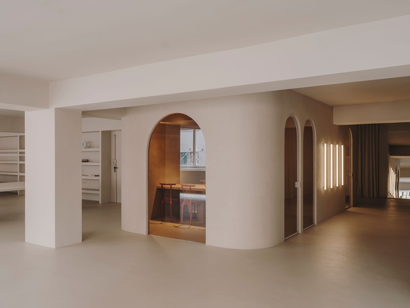 Isern-Serra-Plate-Selector: oficina minimalista con volumen de sala de reuniones con puertas acristaladas y arqueadas