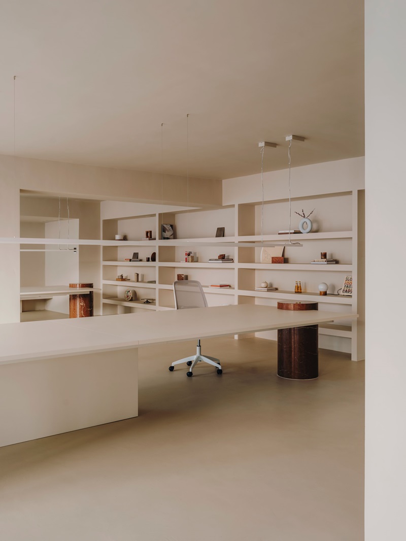 Isern-Serra-Plate-Selector: mesas de trabajo de estilo minimalista con pata cilindro de mármol rojo de Alicante y estantería de pared