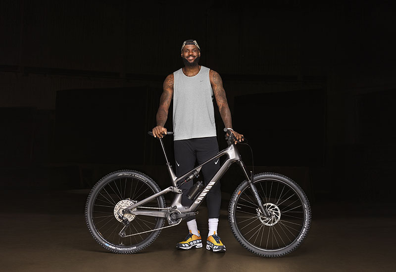 LeBron James posa con una bicicleta Canyon