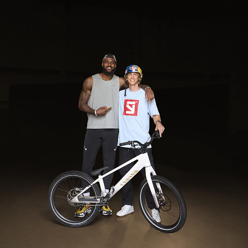 LeBron James posa junto a Fabio Wibmer con una bicicleta Canyon