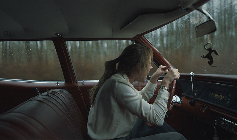 Longlegs - fotograma de la película, se ve a una mujer conduciendo y chillando