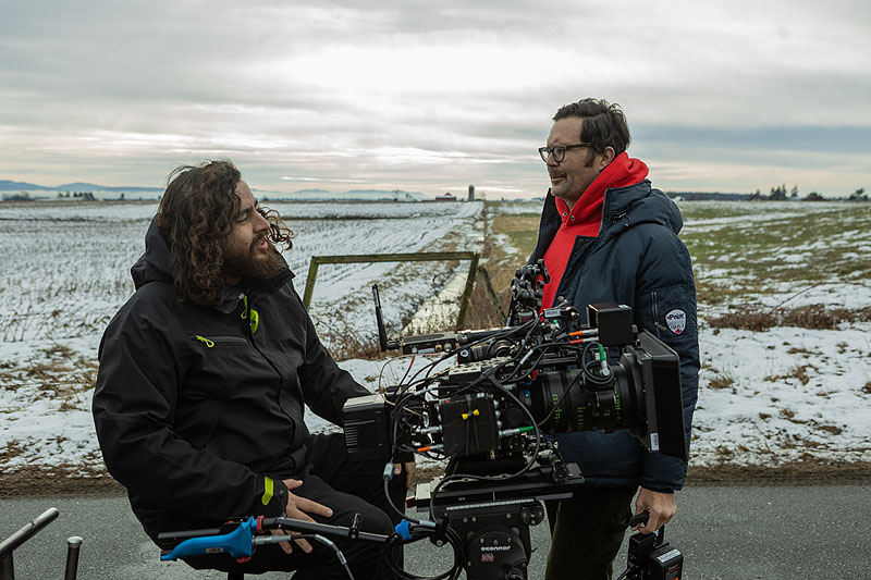 Longlegs - foto del director de la película en un paiseje nevado