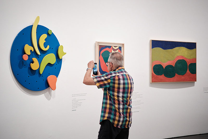 Mari Chorda, una persona en una sala de exposición con pinturas y esculturas de mucho color