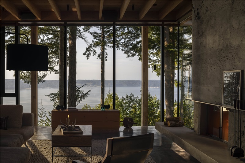 Mwworks-Longbranch: salón de vivienda con madera y hormigón con vistas al paisaje