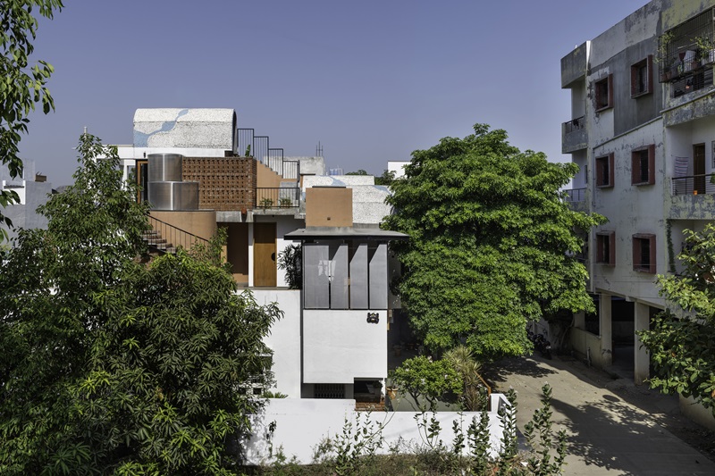 Vrushaket-Pawar-Architects-The-Vaulted-House: fachada vivienda con hormigón y ladrillo