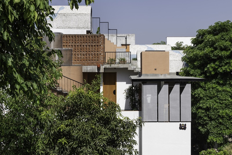 Vrushaket-Pawar-Architects-The-Vaulted-House: fachada vivienda con hormigón y ladrillo