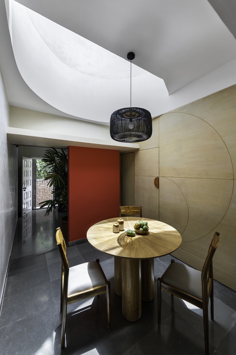 Vrushaket-Pawar-Architects-The-Vaulted-House: comedor de la vivienda con linterna