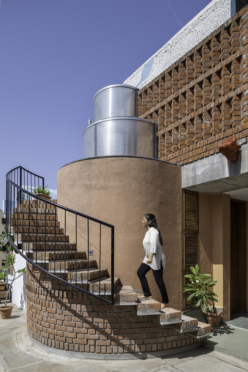 Vrushaket-Pawar-Architects-The-Vaulted-House: linterna de la vivienda con escalera de ladrillo