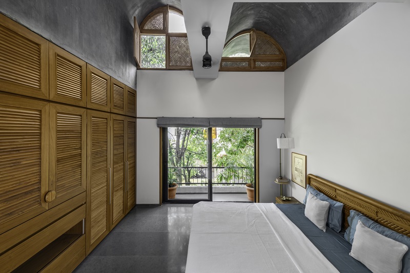 Vrushaket-Pawar-Architects-The-Vaulted-House: dormitorio de la vivienda abovedada