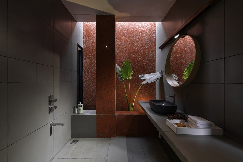 Vrushaket-Pawar-Architects-The-Vaulted-House: baño rojo con tragaluz