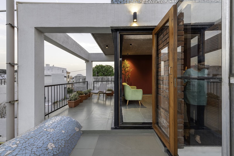 Vrushaket-Pawar-Architects-The-Vaulted-House: gran terraza vivienda