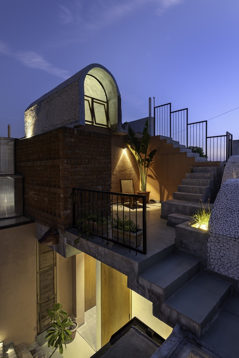 Vrushaket-Pawar-Architects-The-Vaulted-House: estudio del artista con bóveda iluminado en la noche