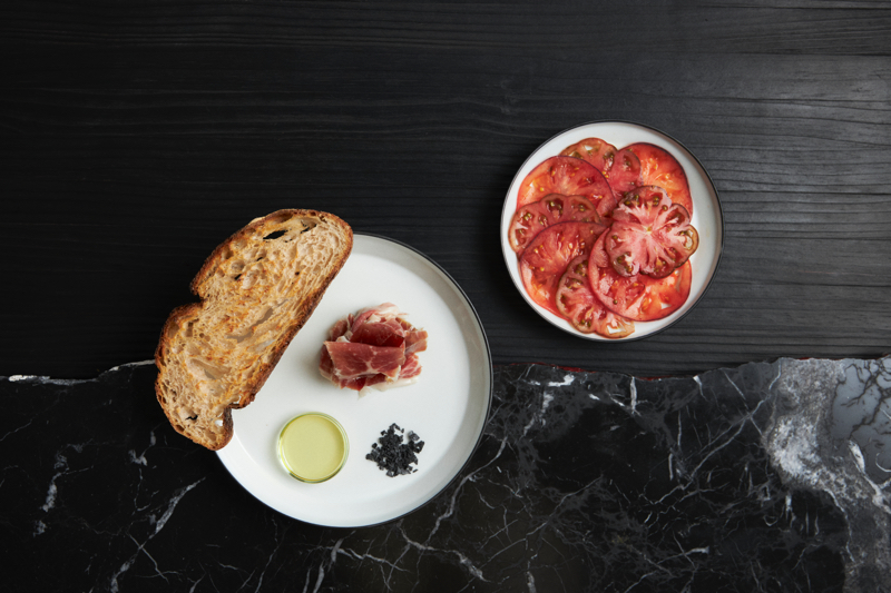 Altered by We Crave: Pan, jamón, aceite y láminas de tomate
