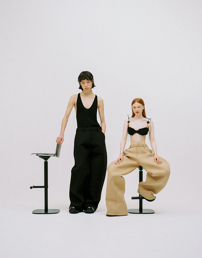 editorial mobiliario y moda Back on 74: dos modelos junto a un taburete de Ondarreta