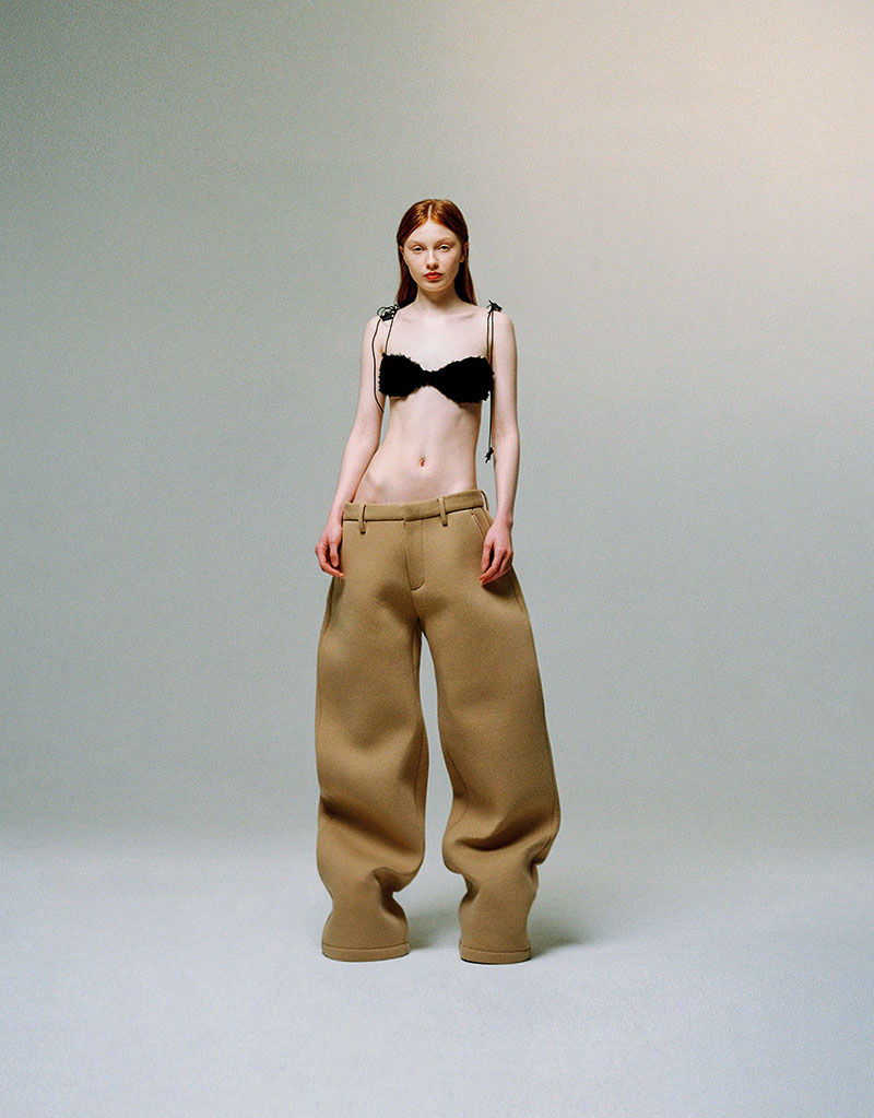 Editorial mobiliario y moda Back on 74: una modelo con unos pantalones gigantes