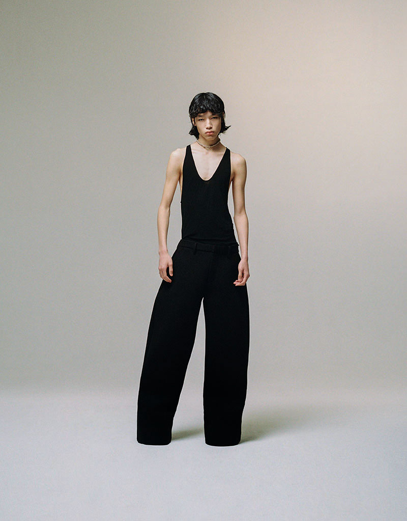 Editorial mobiliario y moda Back on 74: un modelo con unos pantalones gigantes