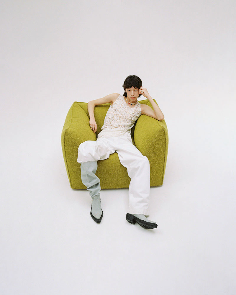 Editorial mobiliario y moda Back on 74: un modelo sentado en una bustaca de B&B, vista cenital