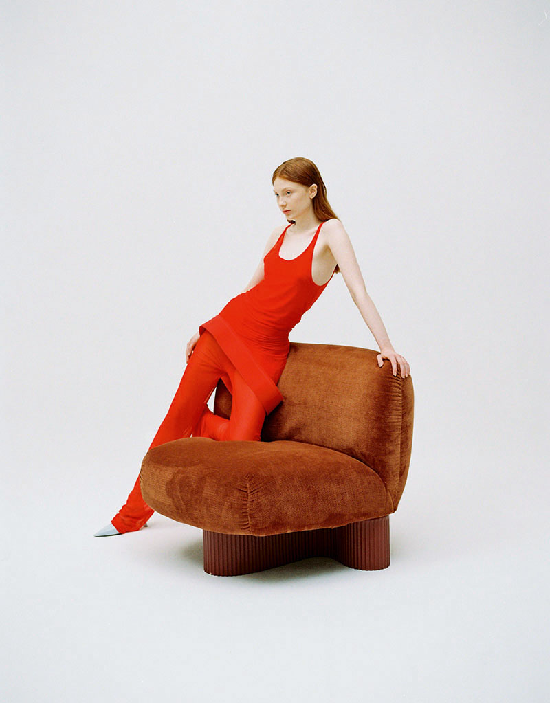 Editorial mobiliario y moda Back on 74: una modelo sentada en una butaca de Andreu World