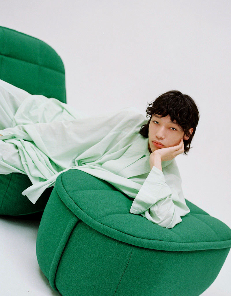 Editorial mobiliario y moda Back on 74: un modelo sentada en una butaca de Sancal