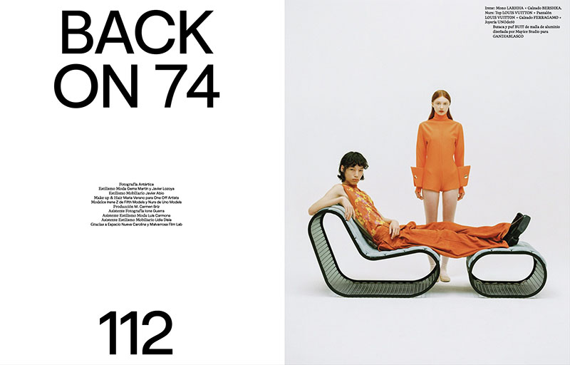 editorial mobiliario Back on 74: dos modelos junto a una butaca de Gandía Blasco