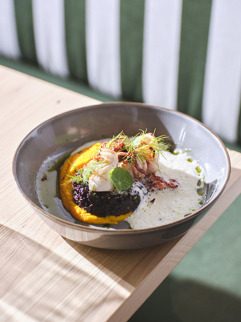 Bontvent: "Brocéliande" de pescado del día con leche agria, bayas, salsa mole y escamas de tempura