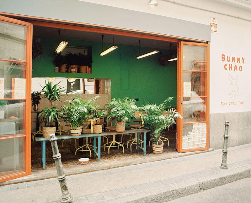 Bunny Chao restaurante de comida del sudeste asiatico: un escaparate abierto lleno de plantas