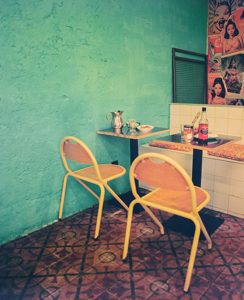 Bunny Chao restaurante de comida del sudeste asiatico: un par de sillas recicladas de color amarillo