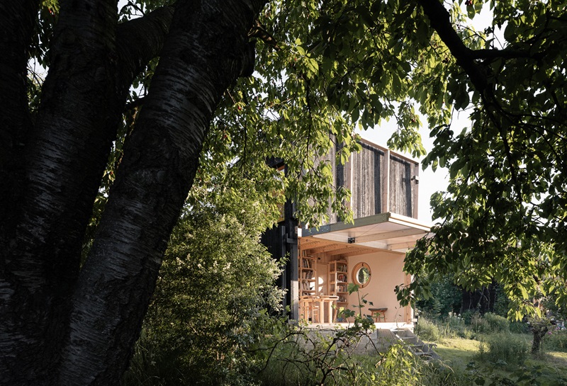 byro-architekti-garden-pavilion: pabellón de madera en mitad de la naturaleza