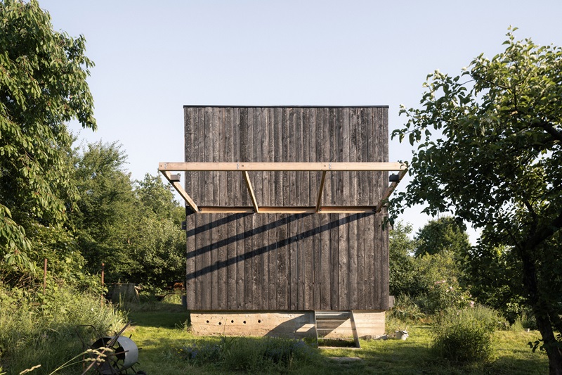 byro-architekti-garden-pavilion: pabellón de madera oscura en mitad de la naturaleza