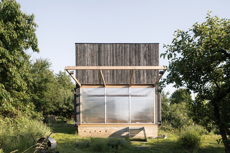 byro-architekti-garden-pavilion: pabellón de madera oscura con fachada translúcida en mitad de la naturaleza