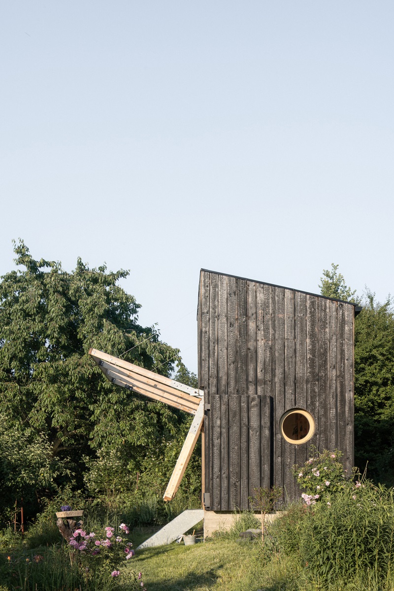 byro-architekti-garden-pavilion: pabellón de madera oscura de perfil con mecanismo de plegado